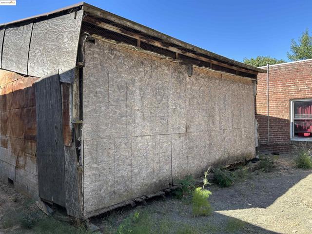 39 Main St, Isleton CA: https://media.crmls.org/mediaz/716d621a-7efa-4075-b01f-4bc1cb7cd462.jpg