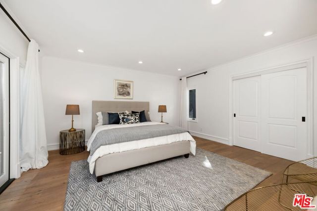 514 N Walden Drive, Beverly Hills CA: https://media.crmls.org/mediaz/716d6e04-fc2f-4828-80ed-f0389b964d13.jpg