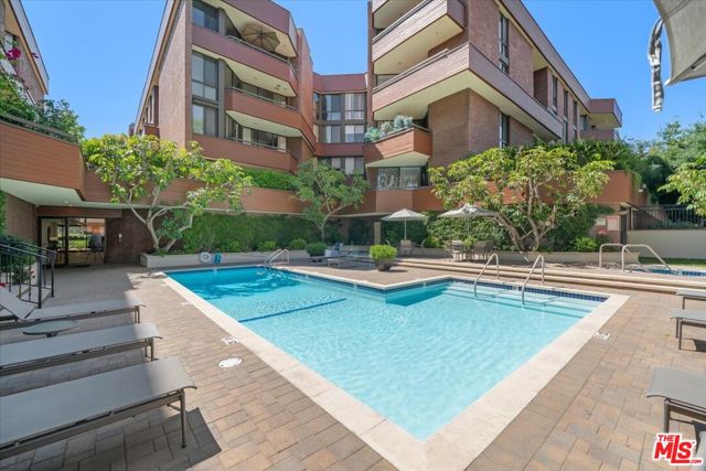 300 N Swall Drive, Beverly Hills CA: https://media.crmls.org/mediaz/716ecb60-eeac-4ff7-aad4-04b39973ed3e.jpg