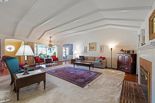 2863 Burton Dr, Oakland CA: https://media.crmls.org/mediaz/716edf7b-ecdf-4f5e-9fd5-5fecaa0f5f11.jpg