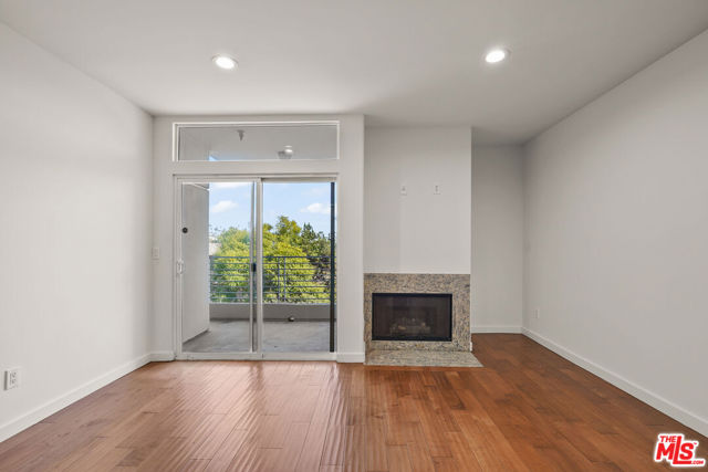 401 N Serrano Avenue, Los Angeles CA: https://media.crmls.org/mediaz/716f593c-0247-4a68-8eac-6014e35a4db1.jpg