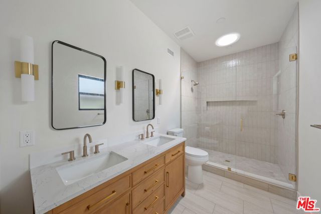 4718 Gaviota Avenue, Long Beach CA: https://media.crmls.org/mediaz/716fe4ab-94f7-423d-817e-d81a674f7611.jpg
