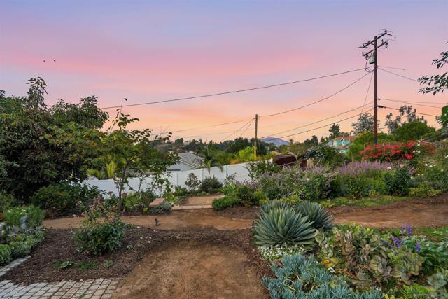 109 Scenic Dr, El Cajon CA: https://media.crmls.org/mediaz/7170b2ec-1226-4404-989f-9b8586e22531.jpg