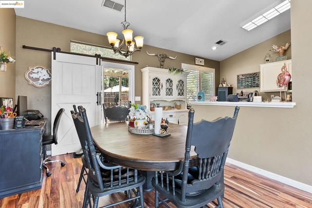 1126 Deerpark Rd, Oakley CA: https://media.crmls.org/mediaz/7170de1b-ba2f-4900-97a1-d92a4f745884.jpg