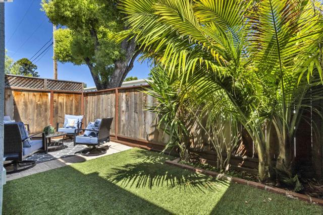 20340 Forest Ave, Castro Valley CA: https://media.crmls.org/mediaz/7172b37a-97af-4741-9ca2-af06ec99a8e5.jpg