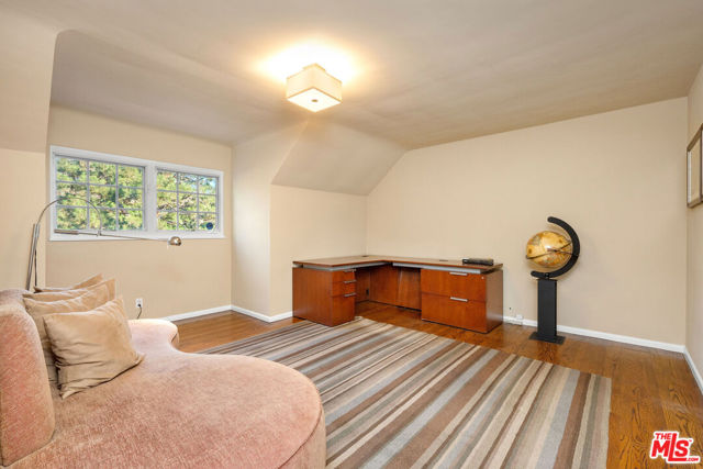 723 N Sierra Drive, Beverly Hills CA: https://media.crmls.org/mediaz/71730c8d-a339-4763-8d43-44f36c91d4eb.jpg