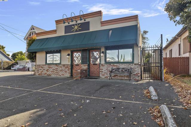 2242 Washington Ave, San Leandro CA: https://media.crmls.org/mediaz/7173918e-4052-472a-a47f-34a6392e5280.jpg