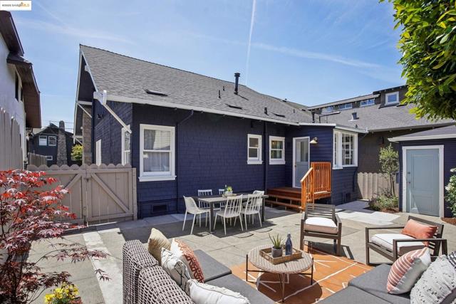 320 Forest St, Oakland CA: https://media.crmls.org/mediaz/7173c409-91ee-4f77-bf45-7630ea67ccbb.jpg