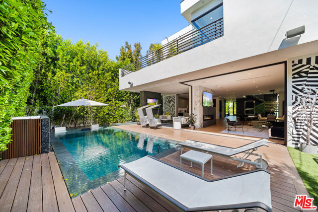 849 N Spaulding Avenue, Los Angeles CA: https://media.crmls.org/mediaz/7173f967-c8ed-46af-8df0-6a103a9a528e.jpg