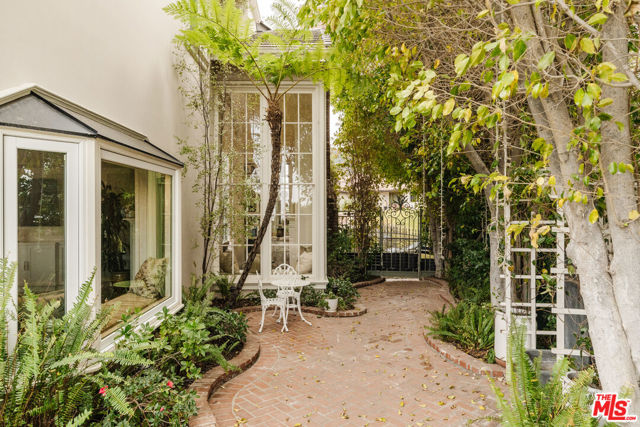 3819 Vista Linda Drive, Encino CA: https://media.crmls.org/mediaz/71746f57-7ebe-4f25-a03b-338ae1aa0e63.jpg