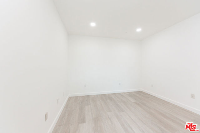 332 S Oxford Avenue, Los Angeles CA: https://media.crmls.org/mediaz/7174a4f1-9565-4f43-90d8-75810c461b8e.jpg