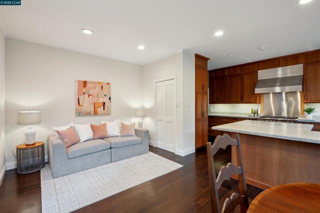 35 Tiger Tail Court, Orinda CA: https://media.crmls.org/mediaz/7174f4b1-80b7-4560-a832-bde9a9ab3f0c.jpg
