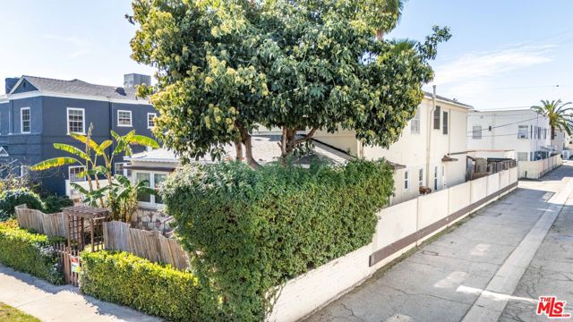 139 N Harper Avenue, Los Angeles CA: https://media.crmls.org/mediaz/717572d0-db60-4709-82af-d3efd1f416e5.jpg