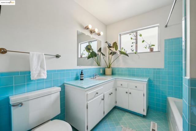 8499 Aster Ave, Oakland CA: https://media.crmls.org/mediaz/7175e932-f0ec-4467-83da-f49dfb9f3ede.jpg