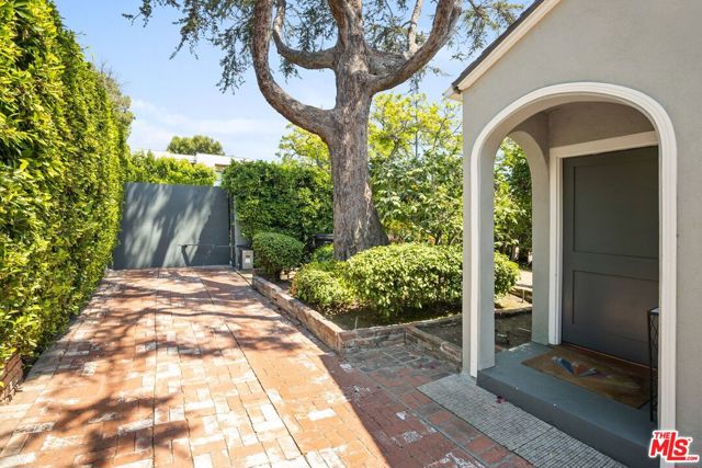 749 N Crescent Heights Boulevard, Los Angeles CA: https://media.crmls.org/mediaz/7176691d-9ba6-4cc6-b810-a6c2158fc8ab.jpg