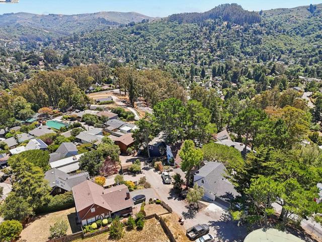 1218 Lattie Ln, Mill Valley CA: https://media.crmls.org/mediaz/71770f3e-dff3-434a-b414-be6344d39e1d.jpg