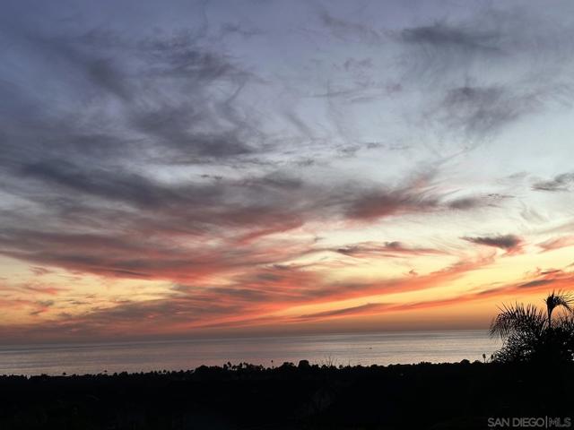 7215 Daffodil Pl, Carlsbad CA: https://media.crmls.org/mediaz/7177e081-63cf-4d49-95ba-542821b07094.jpg