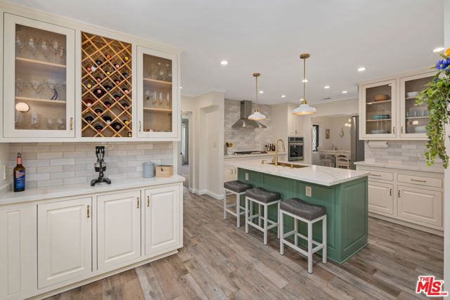 521 S Parish Place, Burbank CA: https://media.crmls.org/mediaz/71781133-f765-48ff-ae2d-bef7e711e388.jpg