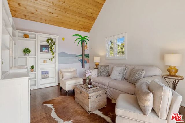 3625 Serra Road, Malibu CA: https://media.crmls.org/mediaz/71782372-2e04-43b5-bb68-c595ec080d3d.jpg