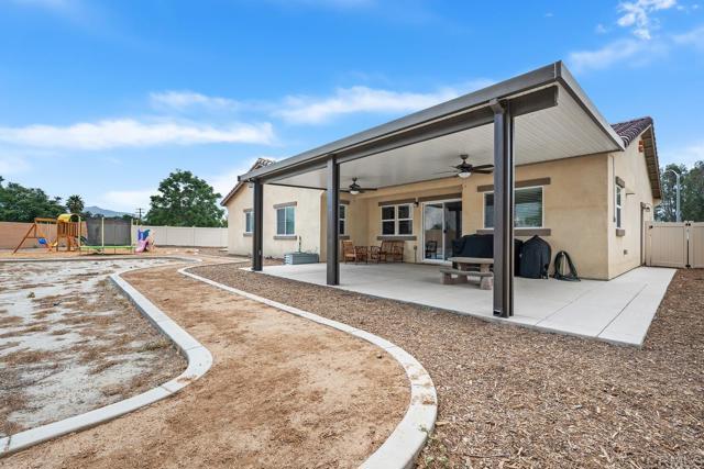 Detail Gallery Image 6 of 11 For 475 W Camellia Way, San Jacinto,  CA 92583 - 5 Beds | 2/1 Baths