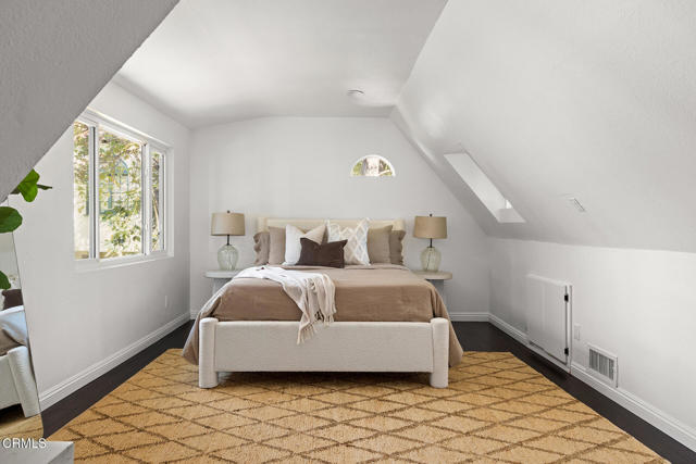 1601 El Rito Avenue, Glendale CA: https://media.crmls.org/mediaz/7179cf3b-1736-4a2a-80b7-ce2596890d82.jpg