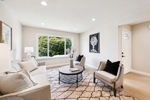 4531 Harper Ct, Pleasanton CA: https://media.crmls.org/mediaz/717b18c3-bf6e-4515-a17f-6dcffc84c835.jpg