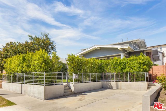1016 S Bundy Drive, Los Angeles CA: https://media.crmls.org/mediaz/717b70a7-6dff-462e-be9a-505a79a0741f.jpg