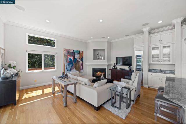 628 Sugarloaf Ct, Walnut Creek CA: https://media.crmls.org/mediaz/717c3e4d-6371-43de-a119-ecef35d1042e.jpg