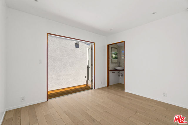 2425 Cloy Avenue, Venice CA: https://media.crmls.org/mediaz/717c478d-1bd4-4efd-b232-47c3ce2b9793.jpg