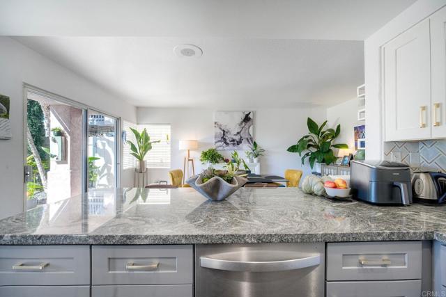 Detail Gallery Image 12 of 39 For 1477 Genoa Dr, Vista,  CA 92081 - 3 Beds | 2/1 Baths