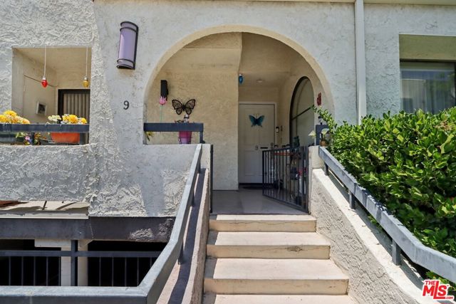 21620 Burbank Boulevard, Woodland Hills CA: https://media.crmls.org/mediaz/717d3593-1d90-4ea7-96ae-3ce03f572368.jpg