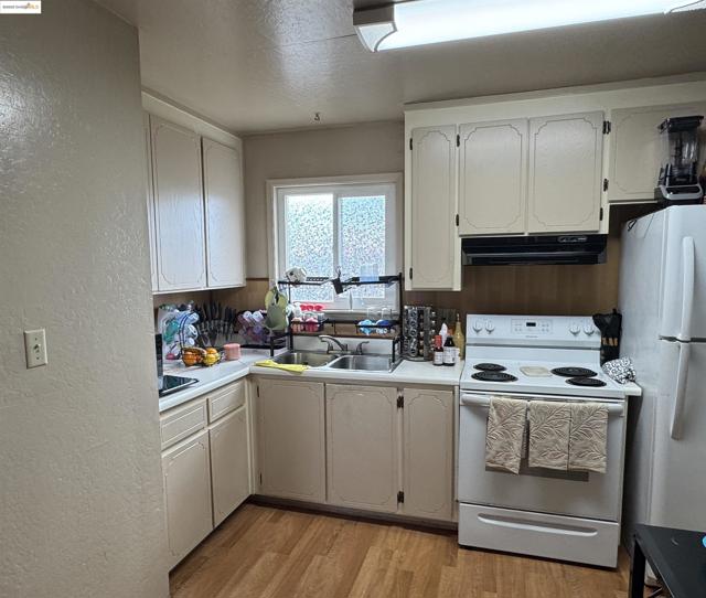 20145 Royal Avenue, Hayward CA: https://media.crmls.org/mediaz/717d9eca-91d9-4b97-b384-1609fe509428.jpg