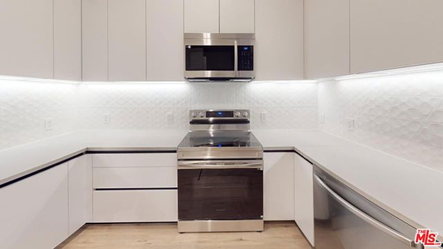 414 N Orange Street, Glendale CA: https://media.crmls.org/mediaz/717e6952-2829-4fcc-8739-56dce118cf3e.jpg