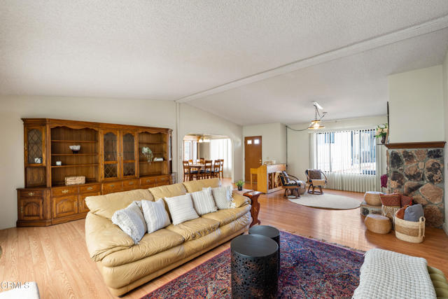 Detail Gallery Image 7 of 44 For 103 Poinsettia Gardens Dr, Ventura,  CA 93004 - 2 Beds | 2 Baths