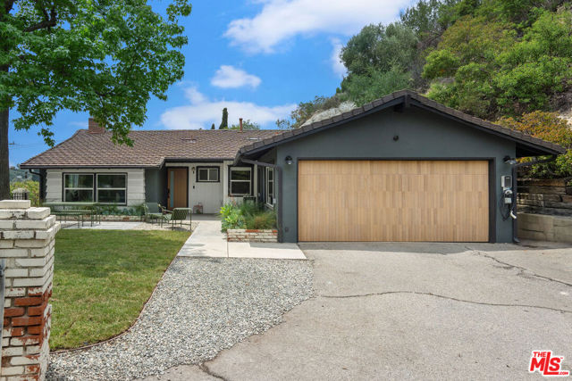 1741 Golf Club Drive, Glendale CA: https://media.crmls.org/mediaz/717fb115-d952-4168-87c4-75df66f8c055.jpg