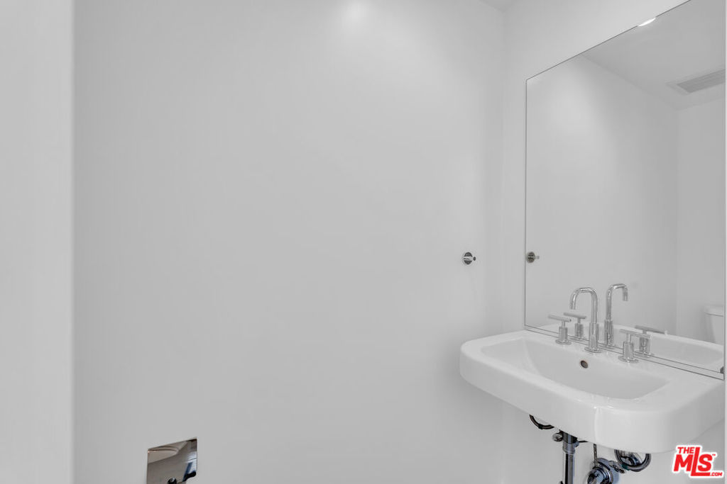 https://media.crmls.org/mediaz/717fdd15-e786-4acb-926a-12da26ef7044.jpg?preset=X-Large