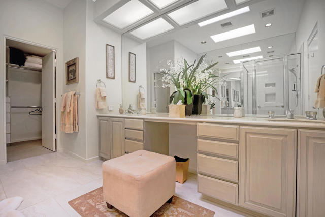 371 Indian Ridge Drive, Palm Desert CA: https://media.crmls.org/mediaz/7181ae4f-8560-40af-8c16-46dd8b037d55.jpg