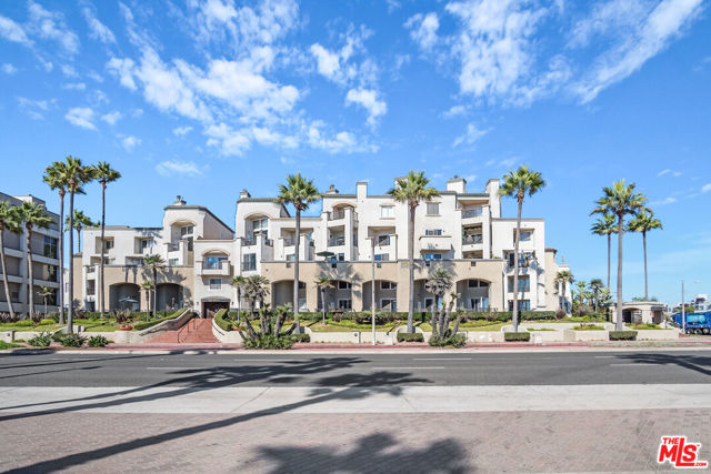 200 Pacific Coast Highway, Huntington Beach CA: https://media.crmls.org/mediaz/71820371-38cd-46e8-a0f1-cb913e52d581.jpg