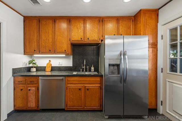 2707 Sweetwater Rd, Spring Valley CA: https://media.crmls.org/mediaz/71822cef-28f0-48ee-b4fd-99e48942d286.jpg