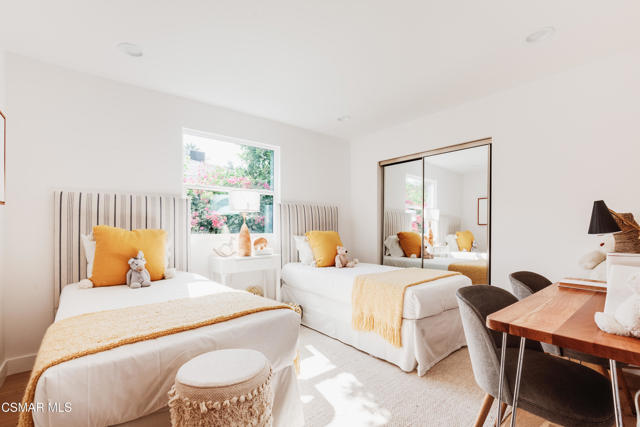 14322 W Collins Street, Sherman Oaks CA: https://media.crmls.org/mediaz/71823300-281b-4df2-b716-9d986b848ff4.jpg