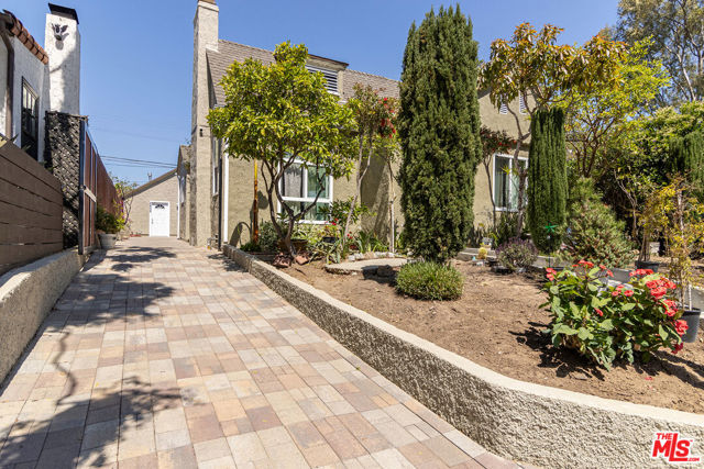 2807 S Bedford Street, Los Angeles CA: https://media.crmls.org/mediaz/71827e18-a746-4d69-8d0b-d3e88f0f289b.jpg