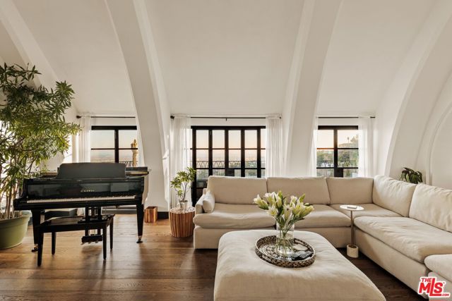 6 Bed Home for Sale in Los Angeles, California