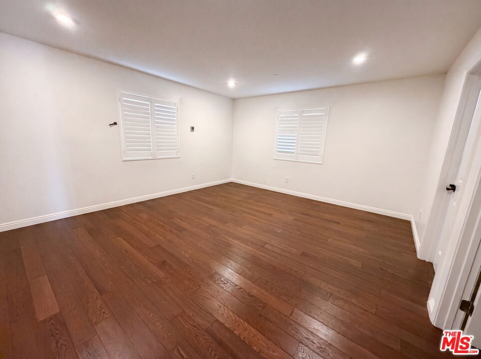 https://media.crmls.org/mediaz/7182b959-c69b-49b6-9dd8-553b0a89609c.jpg?preset=X-Large