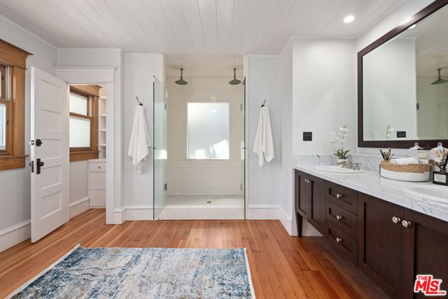 21 Park Avenue, Venice CA: https://media.crmls.org/mediaz/7182d379-801a-4963-a054-51df676c2ce8.jpg