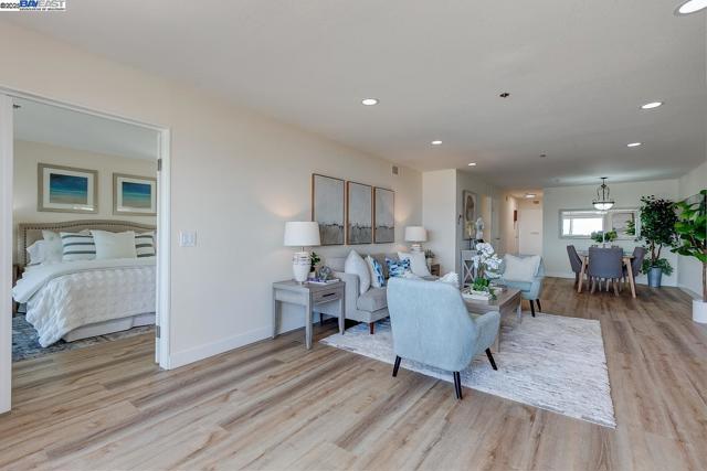 1001 Shoreline Dr, Alameda CA: https://media.crmls.org/mediaz/7183543b-9c57-4518-9dd3-58b4745c9291.jpg
