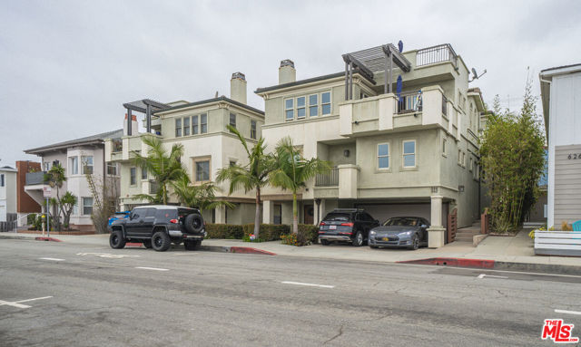 642 Hermosa Avenue, Hermosa Beach CA: https://media.crmls.org/mediaz/7183b745-3cab-4653-b5aa-1624a27b52a2.jpg