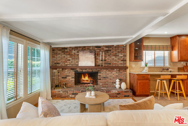 2338 Paloma Street, Pasadena CA: https://media.crmls.org/mediaz/7184b6f1-92b8-400a-b659-ce1c72eef62b.jpg