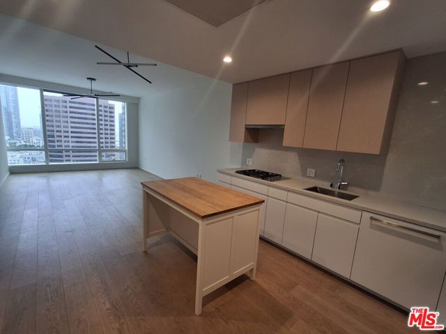 877 Francisco Street, Los Angeles CA: https://media.crmls.org/mediaz/71855a6d-ec5f-433a-8754-c922b684ae15.jpg