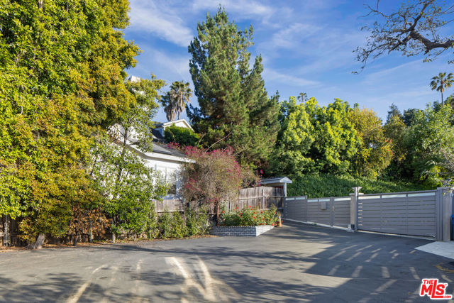 11775 Laurelwood Drive, Studio City CA: https://media.crmls.org/mediaz/71866fd4-420d-4a60-823b-74bfaba799ef.jpg