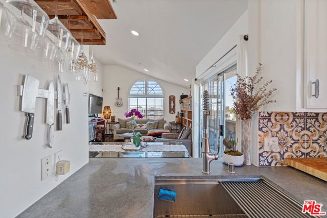 12311 Pacific Avenue, Los Angeles CA: https://media.crmls.org/mediaz/7186b504-9b78-484a-8738-8b31a5820410.jpg
